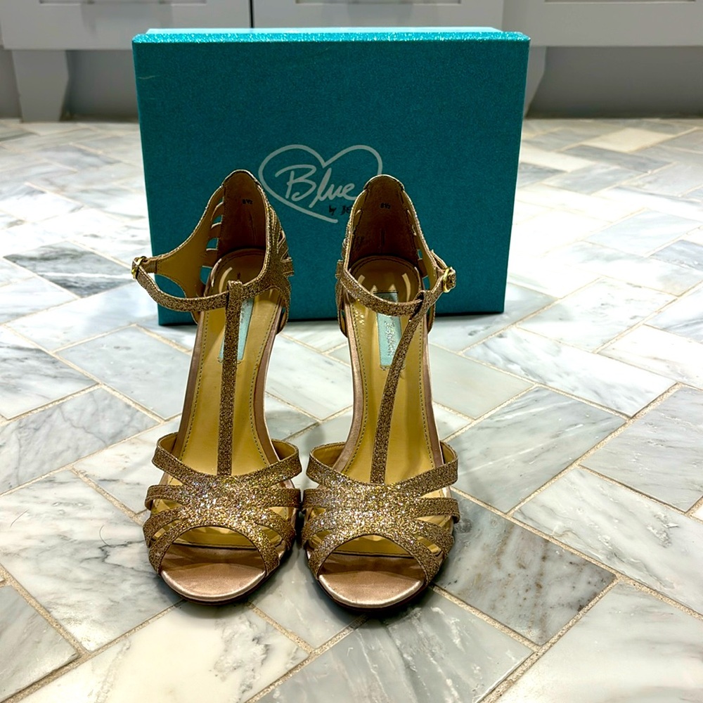 Betsy Johnson Gold sparkled elegant heel size 8.5